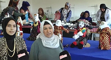 Atık kumaşlarla bez bebekleri canlandırıyorlar