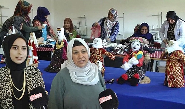 Atık kumaşlarla bez bebekleri canlandırıyorlar
