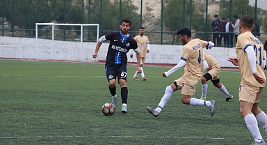 Bozova derbisinde kazanan Bozova Belediyespor oldu