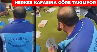 Belediye personeli mesai saatinde kahvede kağıt oynadı!