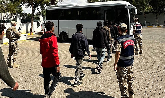 Şanlıurfa&#039;da kamyonette çok sayıda düzensiz göçmen yakalandı