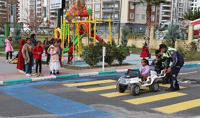 Haliliye'de çocuklar hem öğreniyor hem eğleniyor