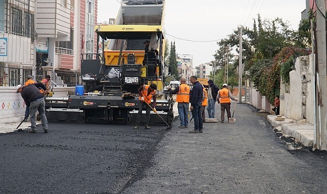 Haliliye'de yollara sıcak asfalt dökülüyor
