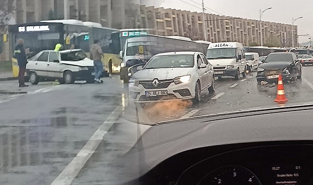 Şanlıurfa merkezde iki araç çarpıştı!