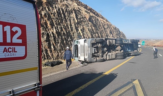 Şanlıurfa'da tır devrildi! Sürücü hayatını kaybetti